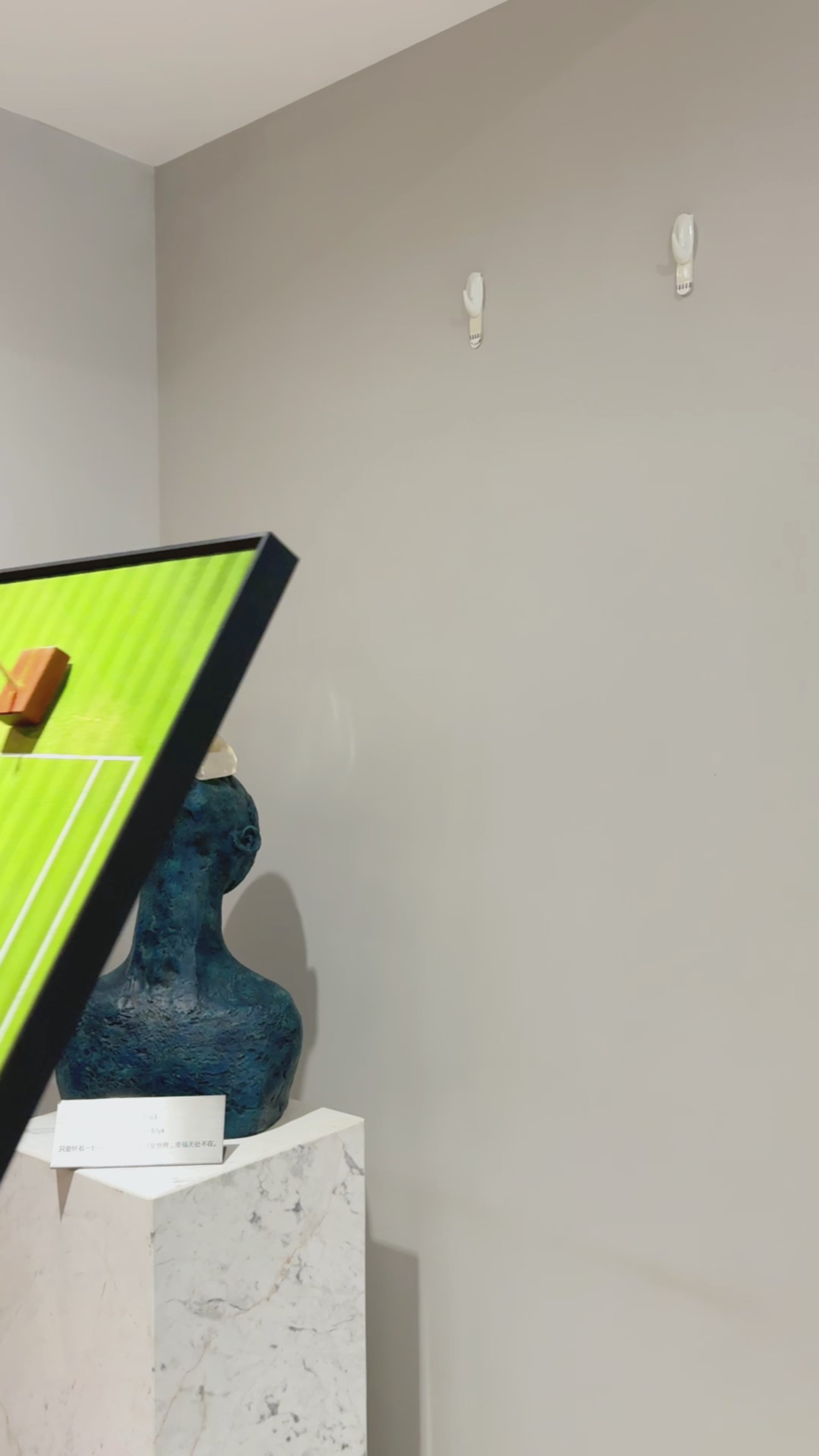 Grass Green Tennis Racket Display Frame – Wall Mount Racquet Holder & Tennis Room Decor（Excluding the racket）